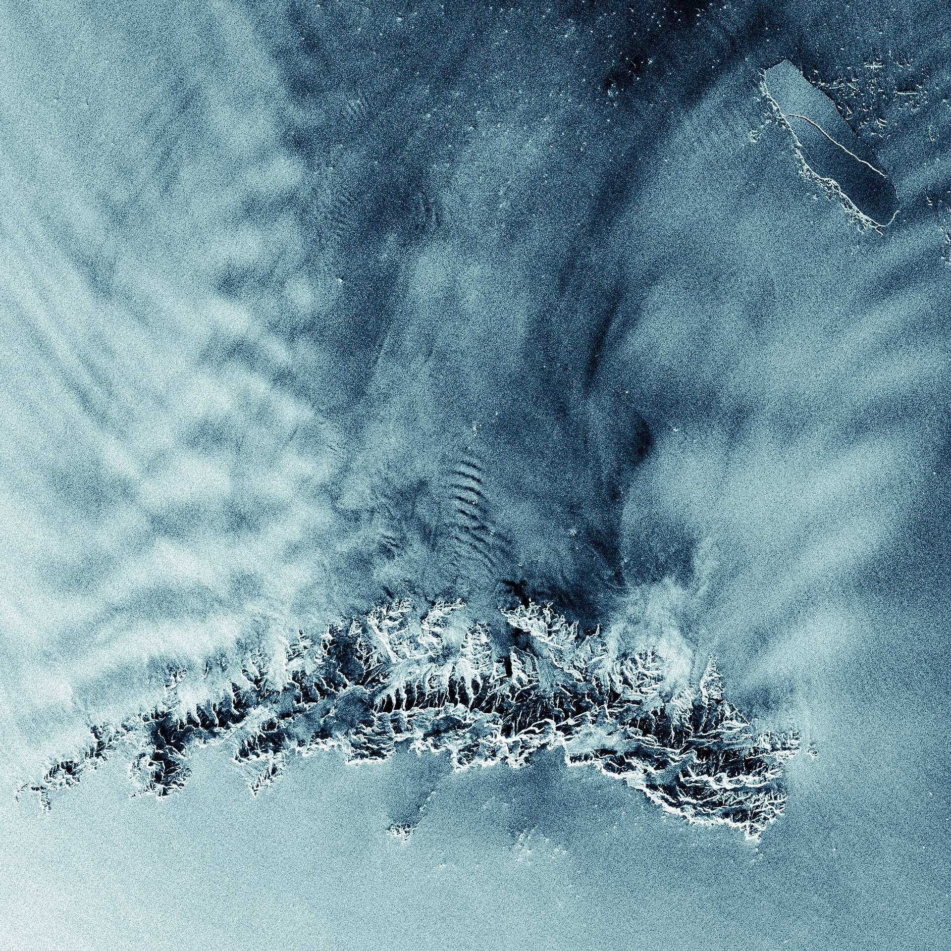 2008年、南ジョージア島の近くで割れ目が走った巨大氷山A53Aのレーダー画像