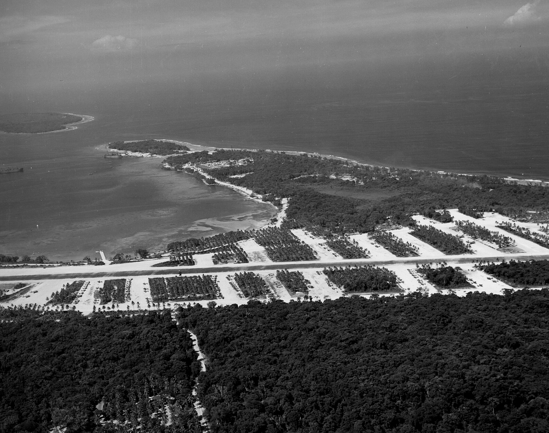1943年のエスピリトゥサント島パリクロ湾飛行場の空撮