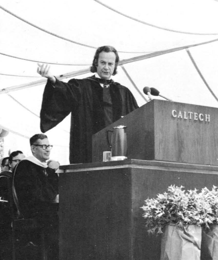 1974年のカリフォルニア工科大学の卒業式で講演するリチャード・ファインマン