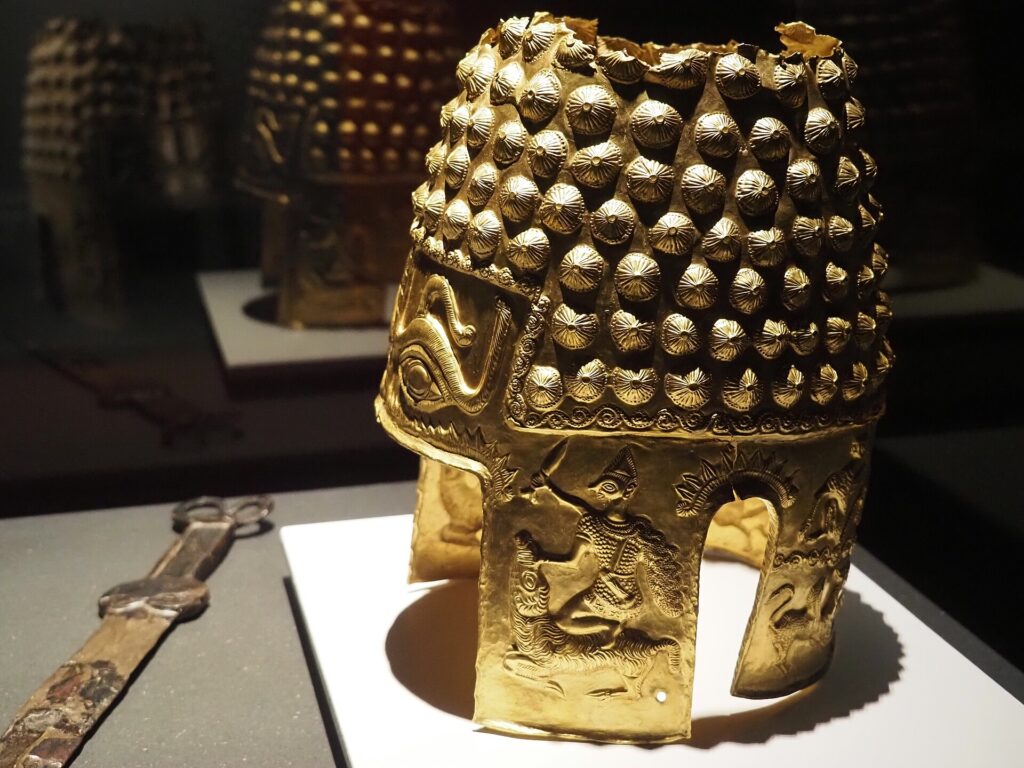 斜め前から見たコトフェネシュティの金の兜