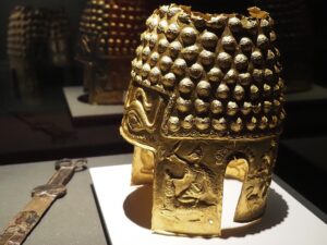 斜め前から見たコトフェネシュティの金の兜