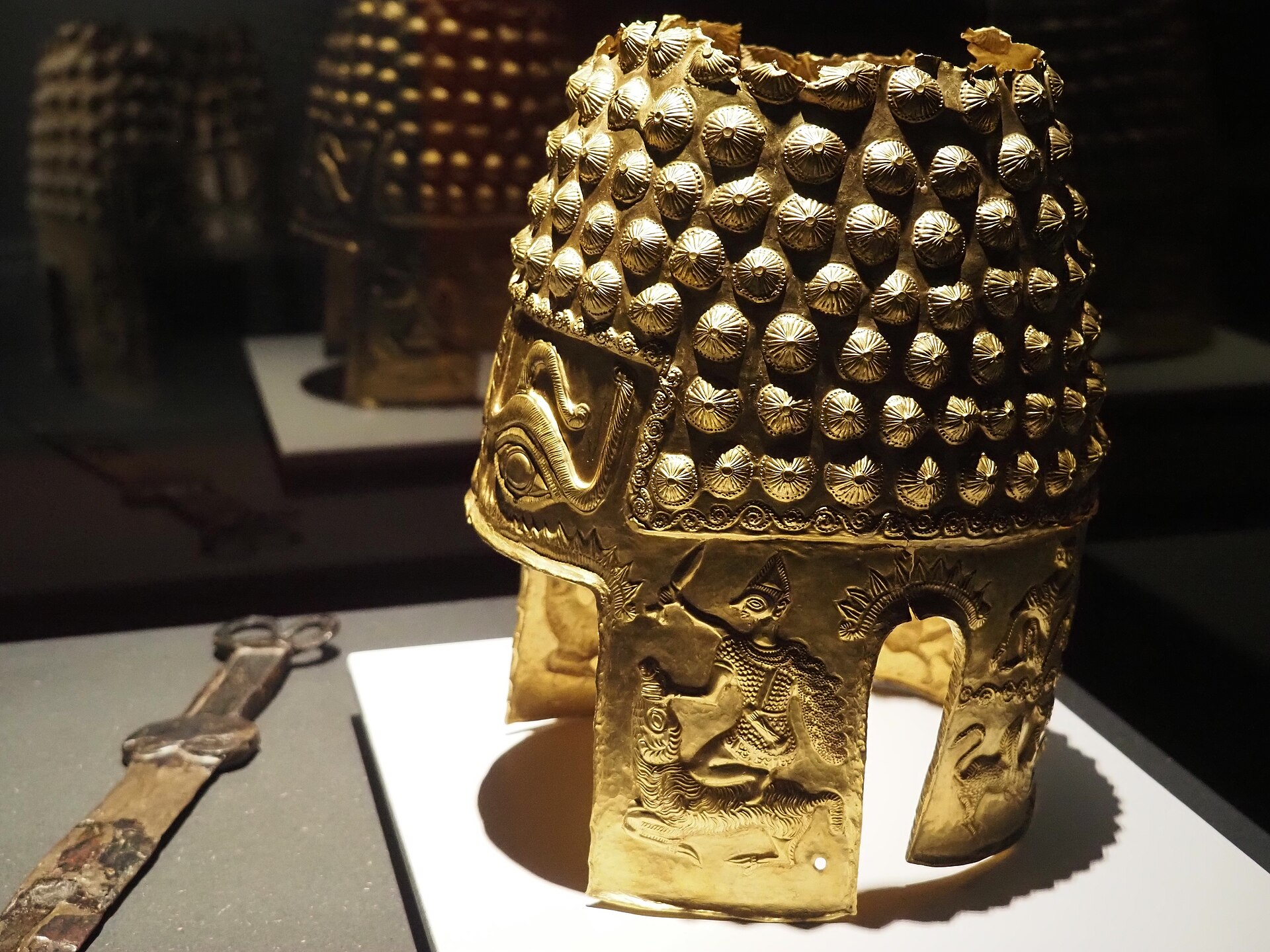 斜め前から見たコトフェネシュティの金の兜