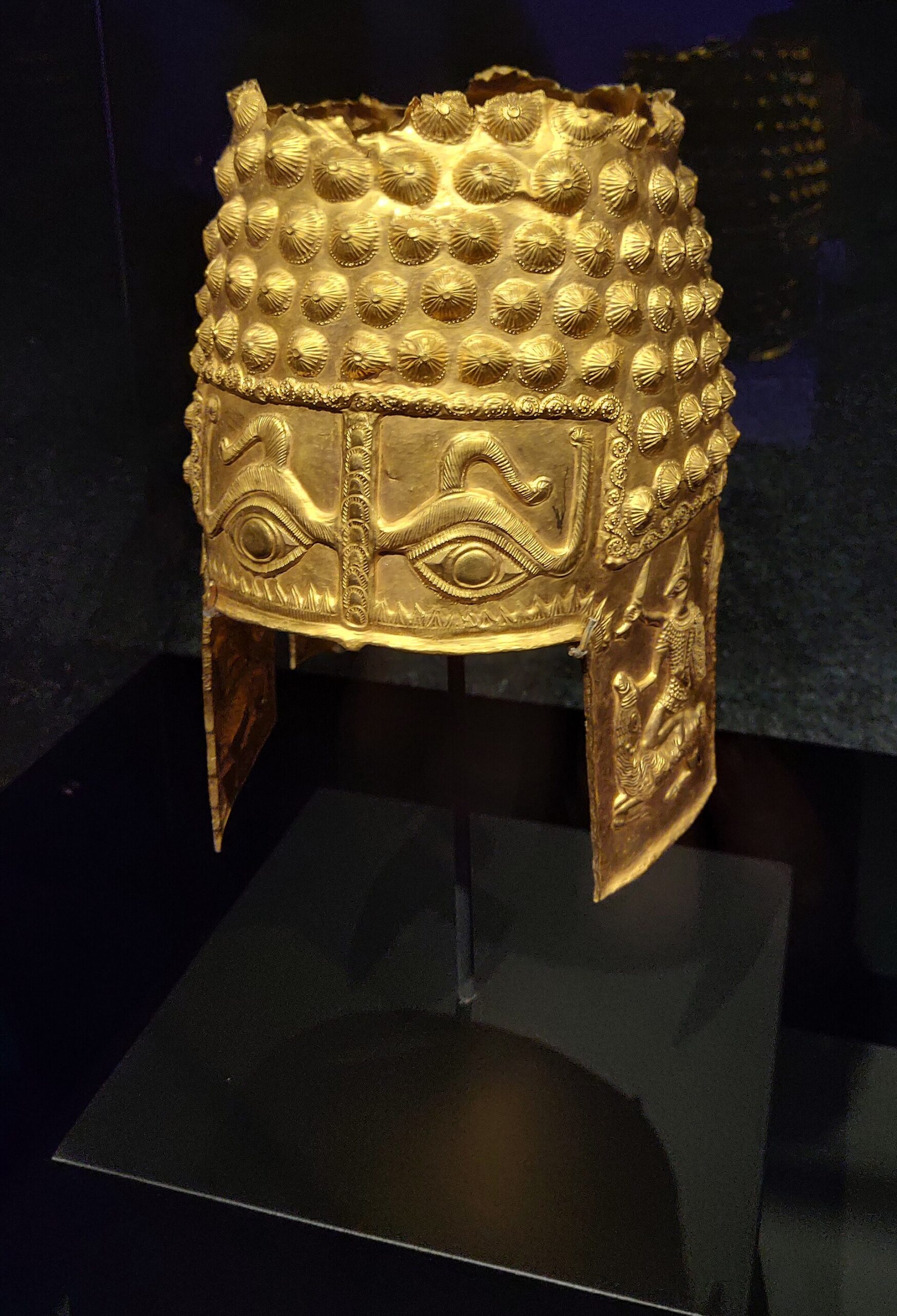 ドレンツ博物館に展示された金の兜