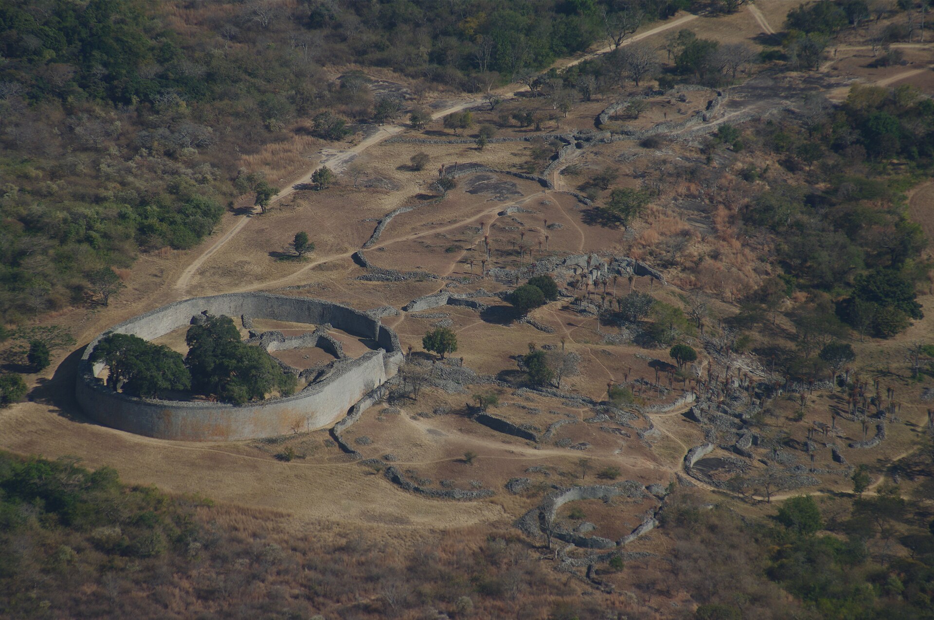 上空から見たグレート・ジンバブエの大囲壁と谷の遺跡