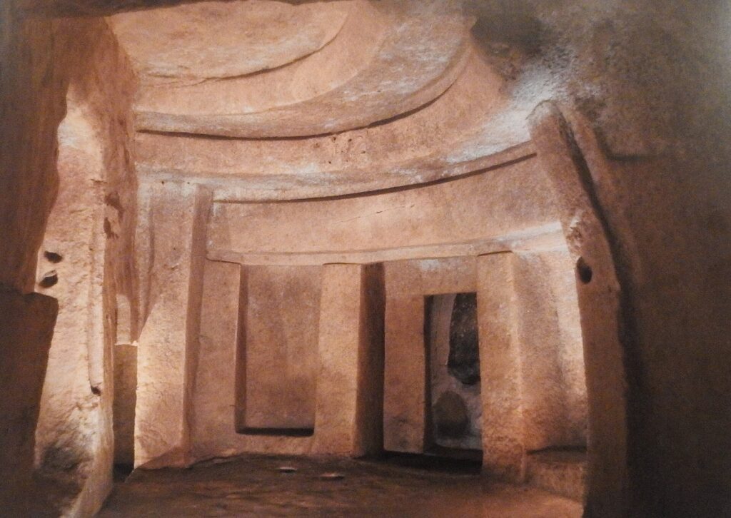 岩を彫って石の門と梁を表した「至聖所」。ハル・サフリエニ地下墳墓の中層