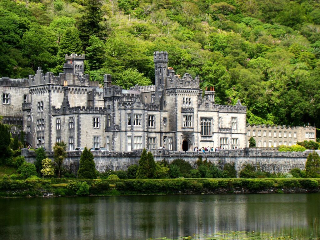 ポラカプル湖の向こうに建つカイルモア修道院