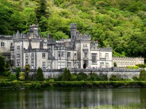 ポラカプル湖の向こうに建つカイルモア修道院