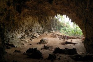 フローレス島のリャン・ブア洞窟の内部と発掘区