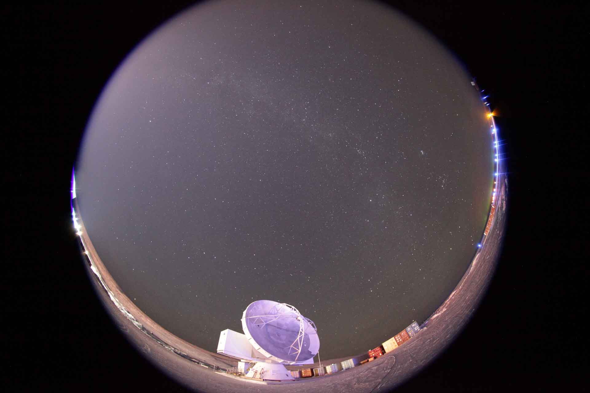 極夜のグリーンランド北西部の夜空を魚眼レンズで写した写真