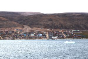 海から見た北西グリーンランドの町カナック