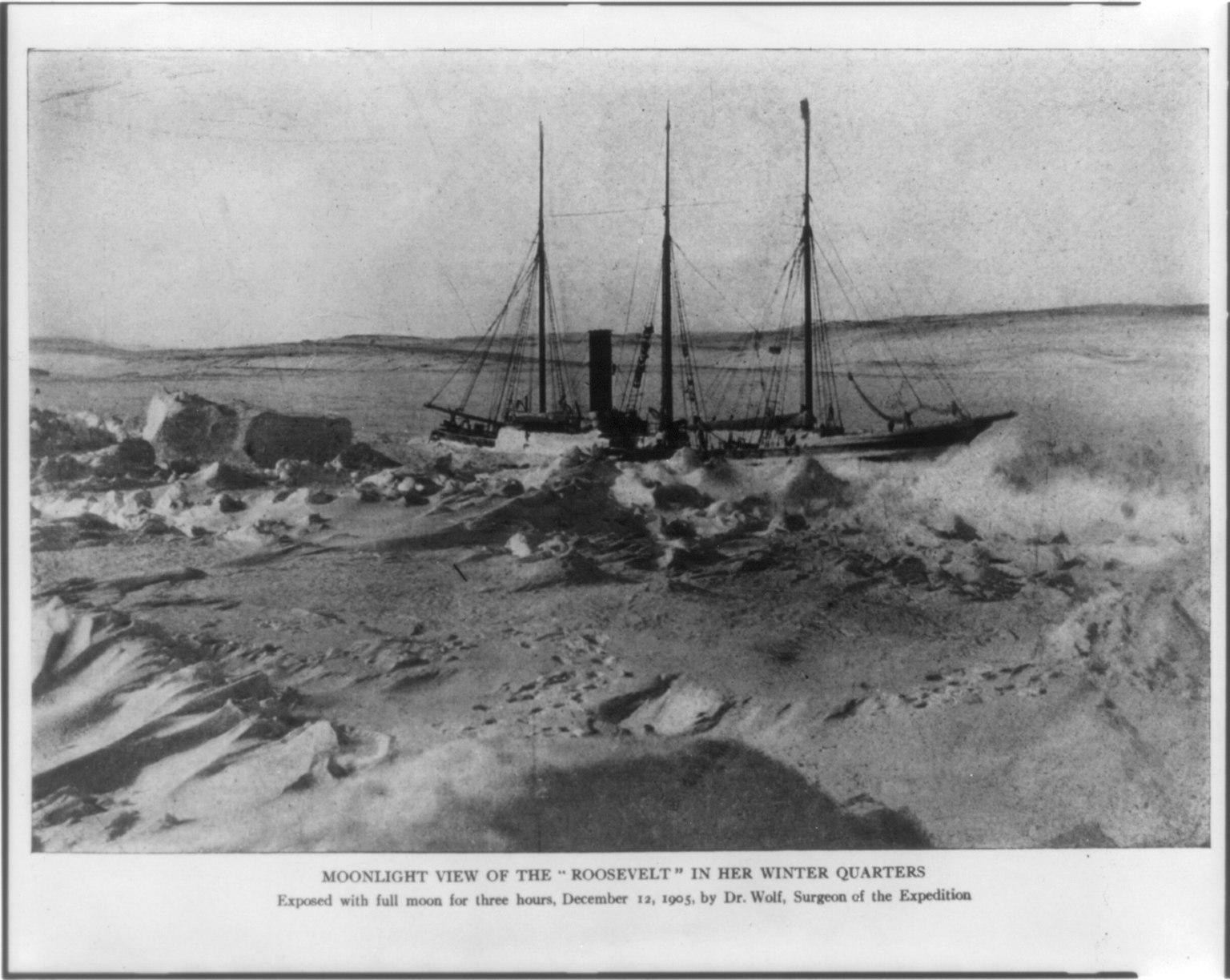 1905年12月、冬営地で氷に閉ざされたピアリーの船ルーズベルト号を月明かりで写した写真