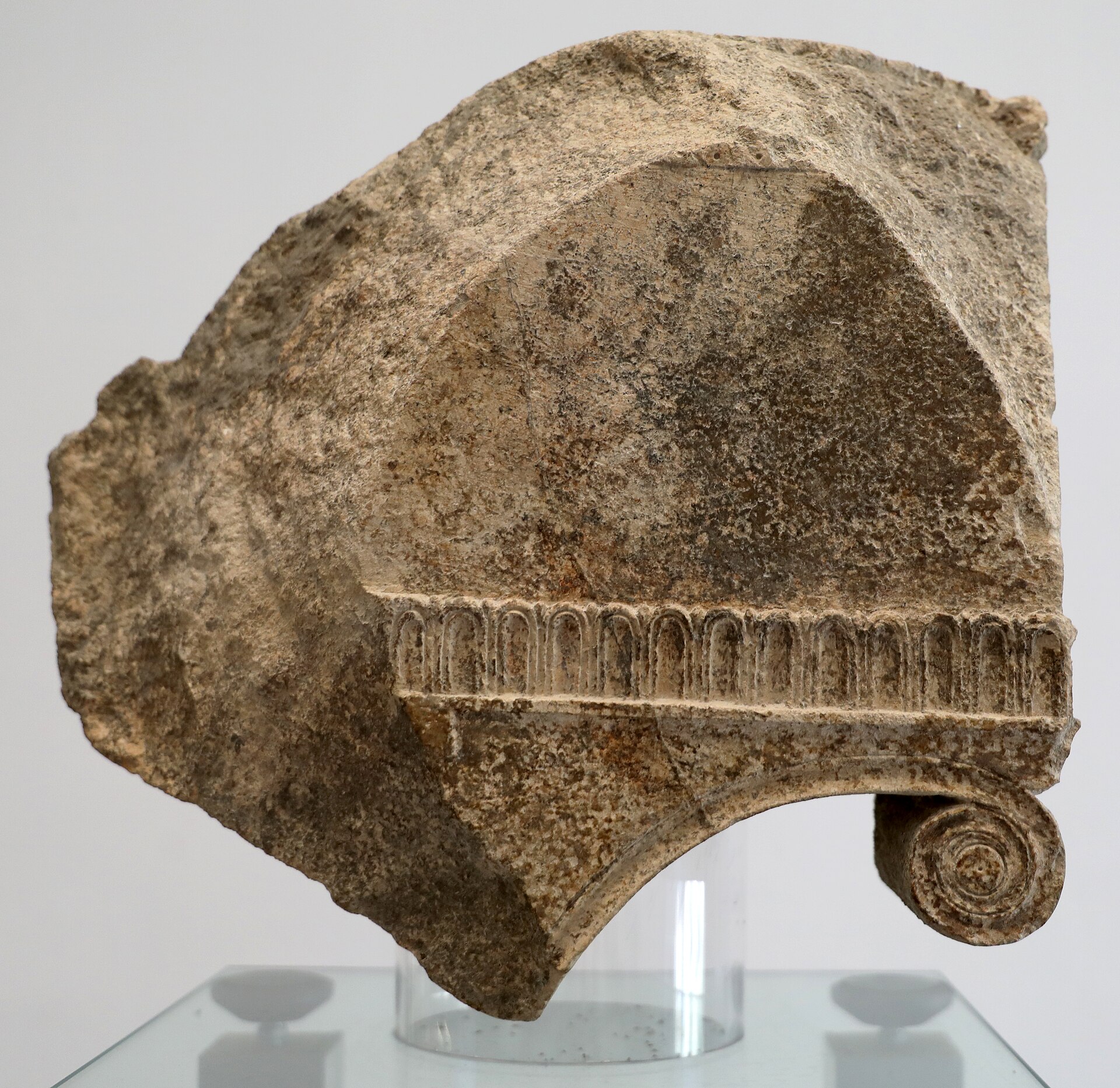 シバリス出土の石灰岩の柱頭。紀元前600〜575年ごろ