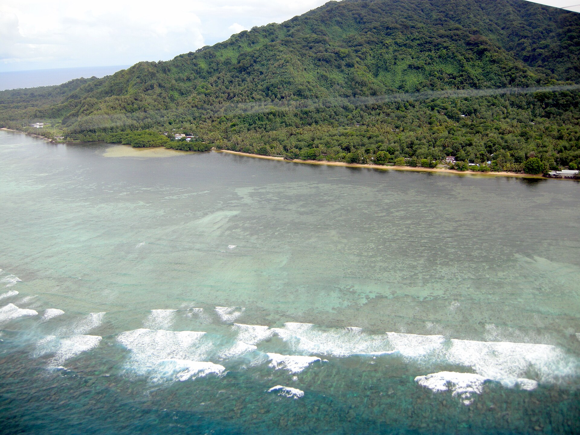 上空から見たコスラエ島の海岸とサンゴ礁