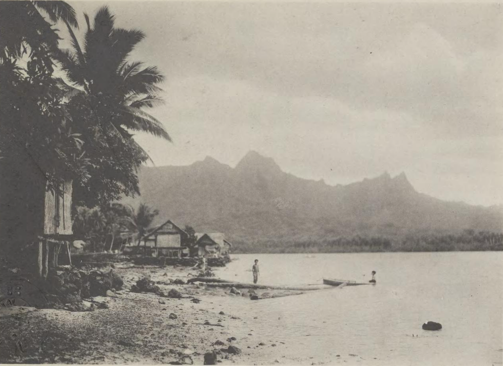 1935年の本に載ったコスラエ島の山と入り江の風景
