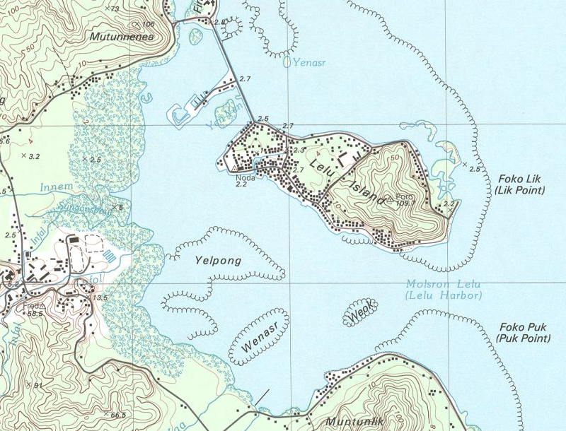 レルー島とコスラエ本島のあいだの湾を示すアメリカ地質調査所の地図