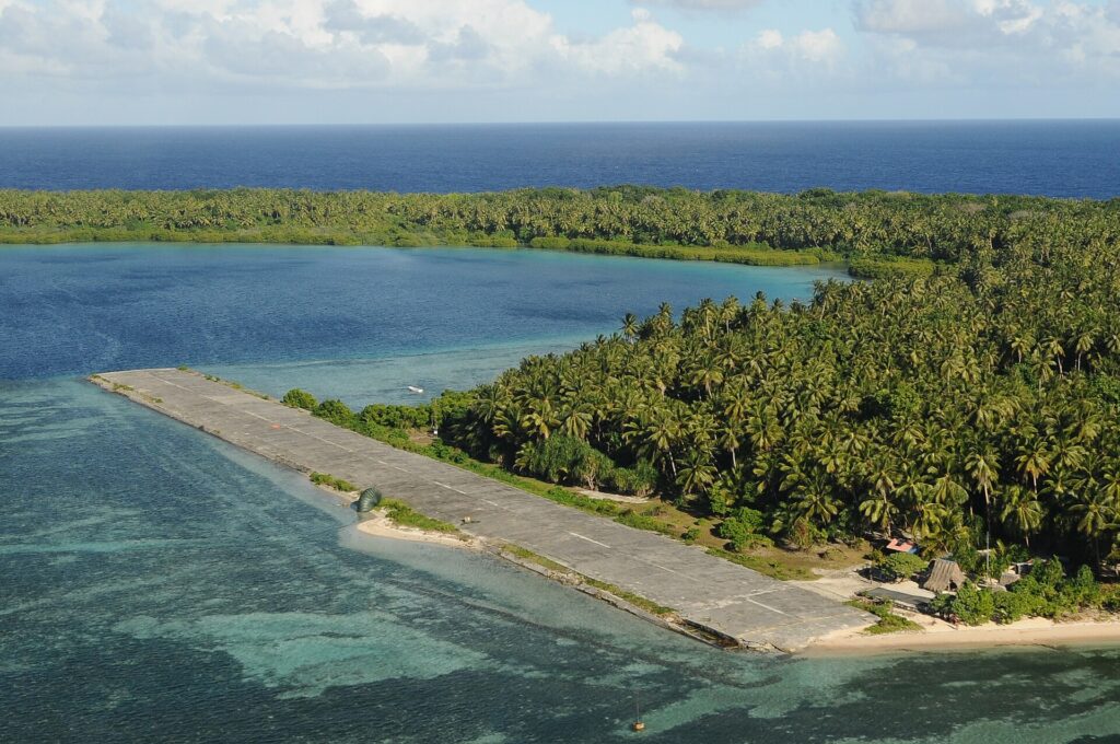 上空から見たピンゲラップ環礁の島と滑走路、礁湖