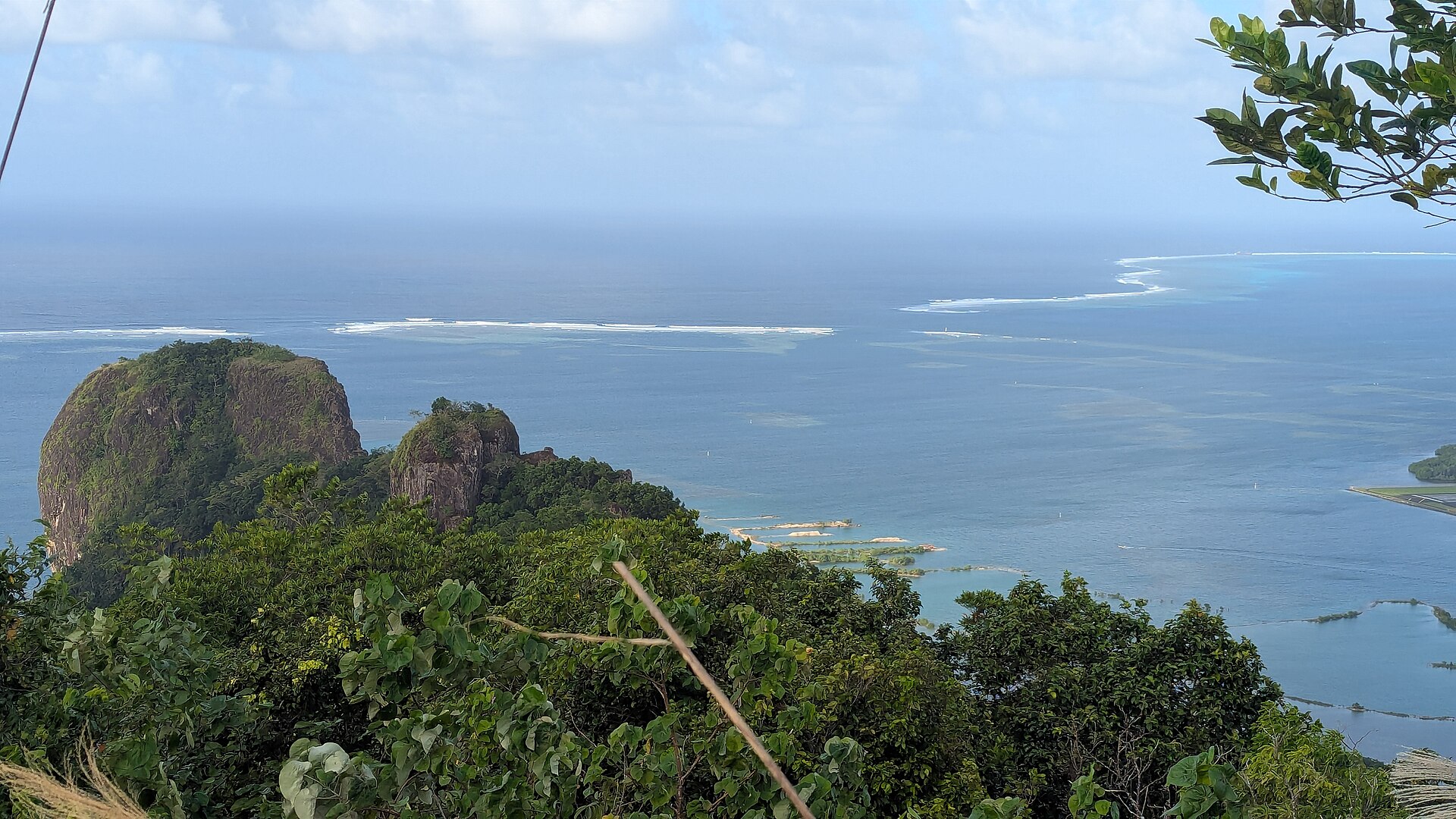 高台から見たポンペイ島のまわりのサンゴ礁と海