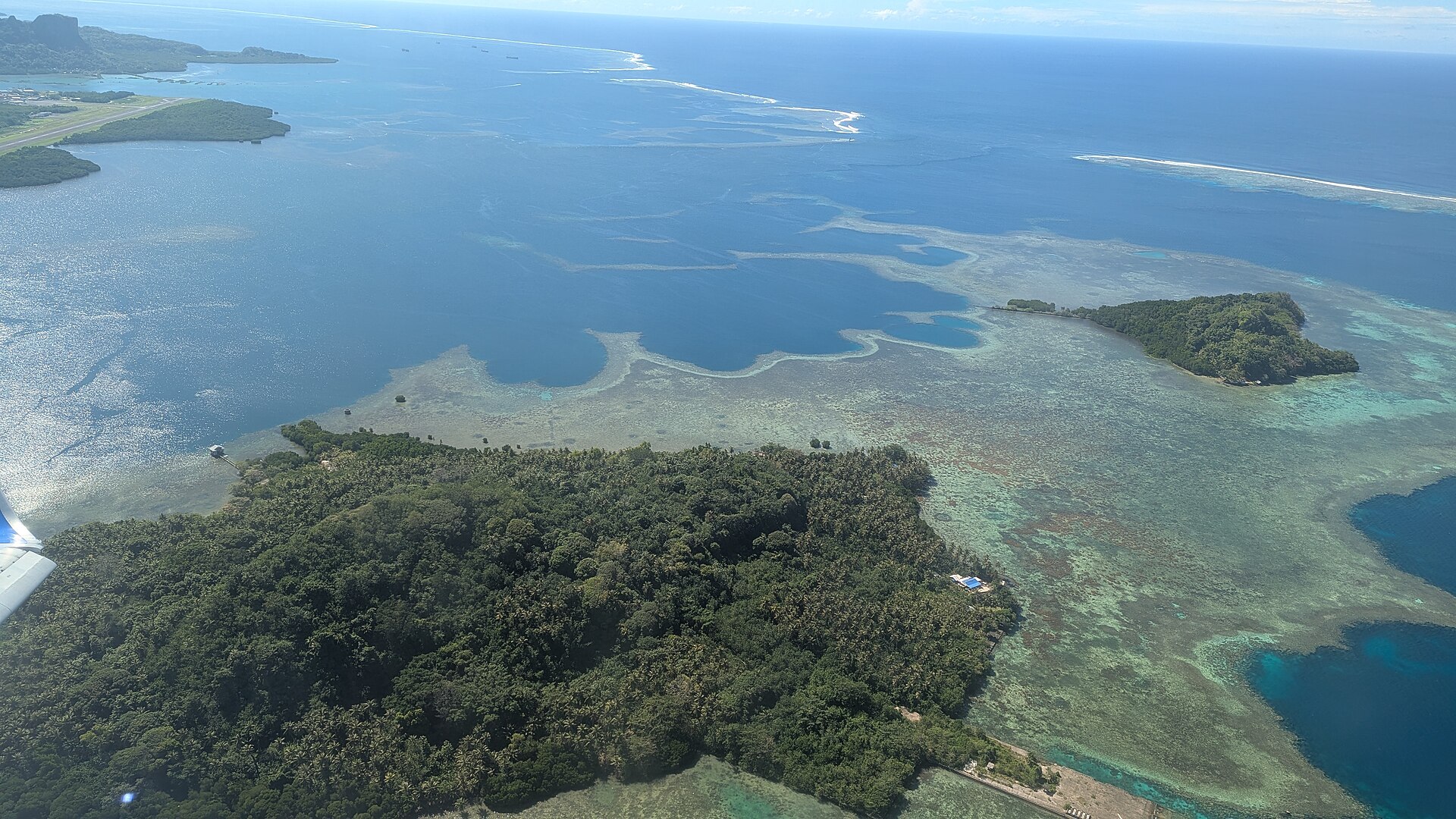 飛行機から見たポンペイ島の礁湖と小島