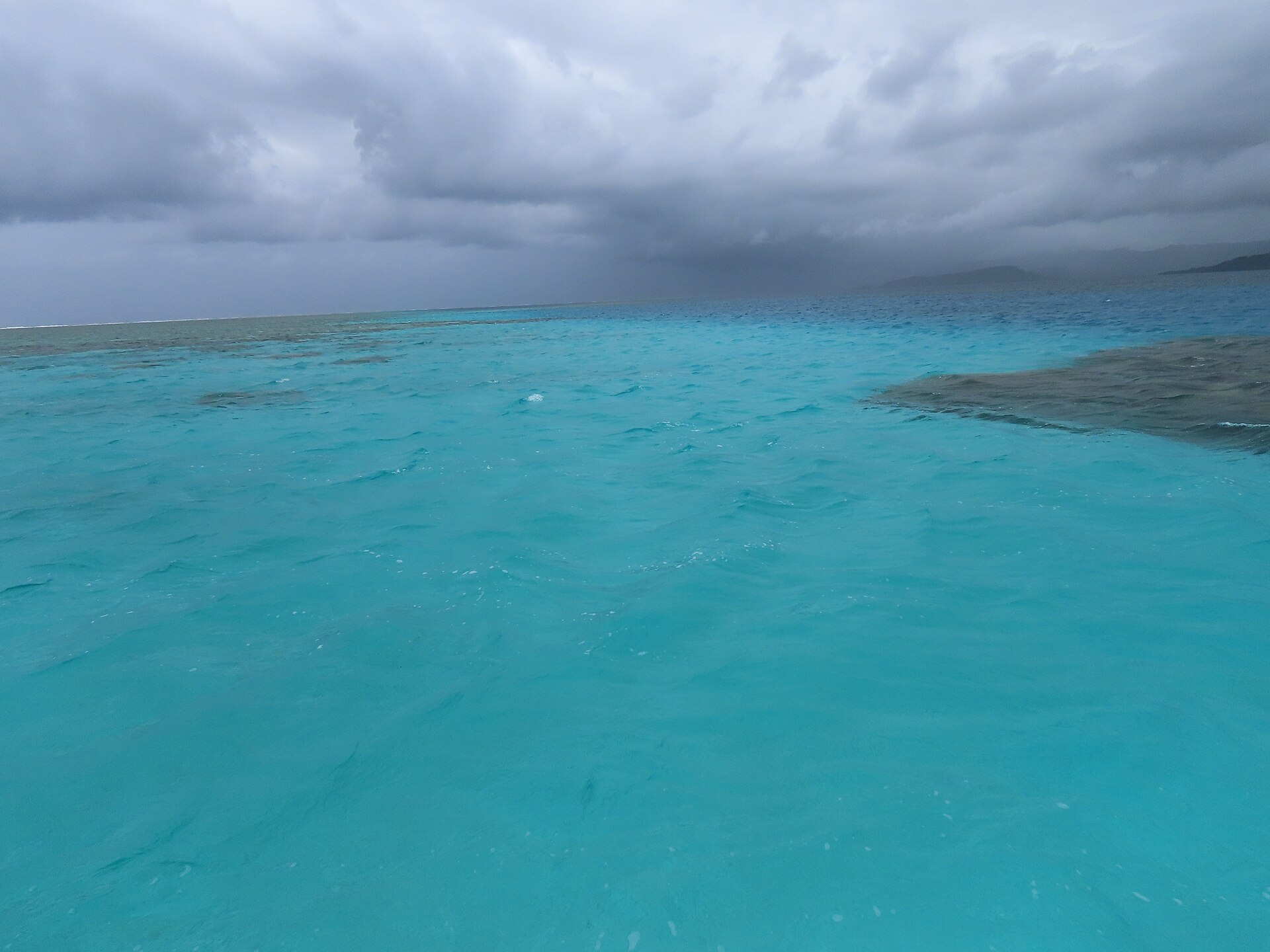 曇り空の下に広がるポンペイ周辺の青緑色の海