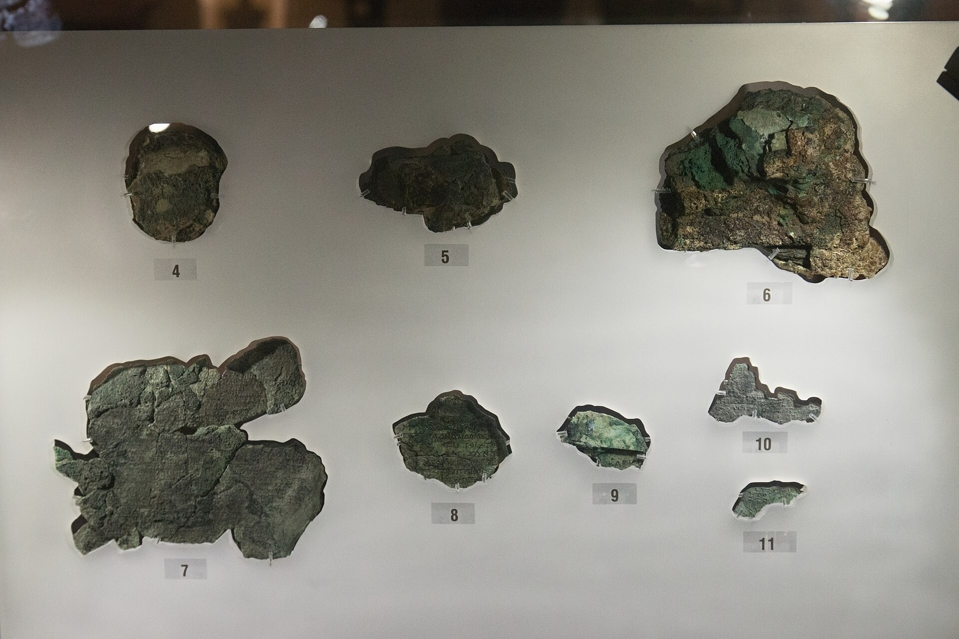 番号を付けて並べられたアンティキティラ島の機械の小さな破片