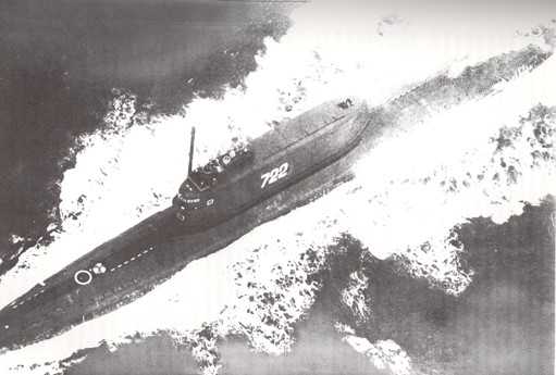 航行するソ連の潜水艦K-129（艦番号722）