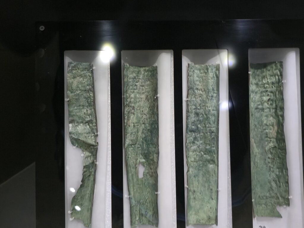 ヨルダン考古学博物館に展示される銅の巻物（3Q15）の断片