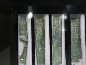 ヨルダン考古学博物館に展示される銅の巻物(3Q15)の断片