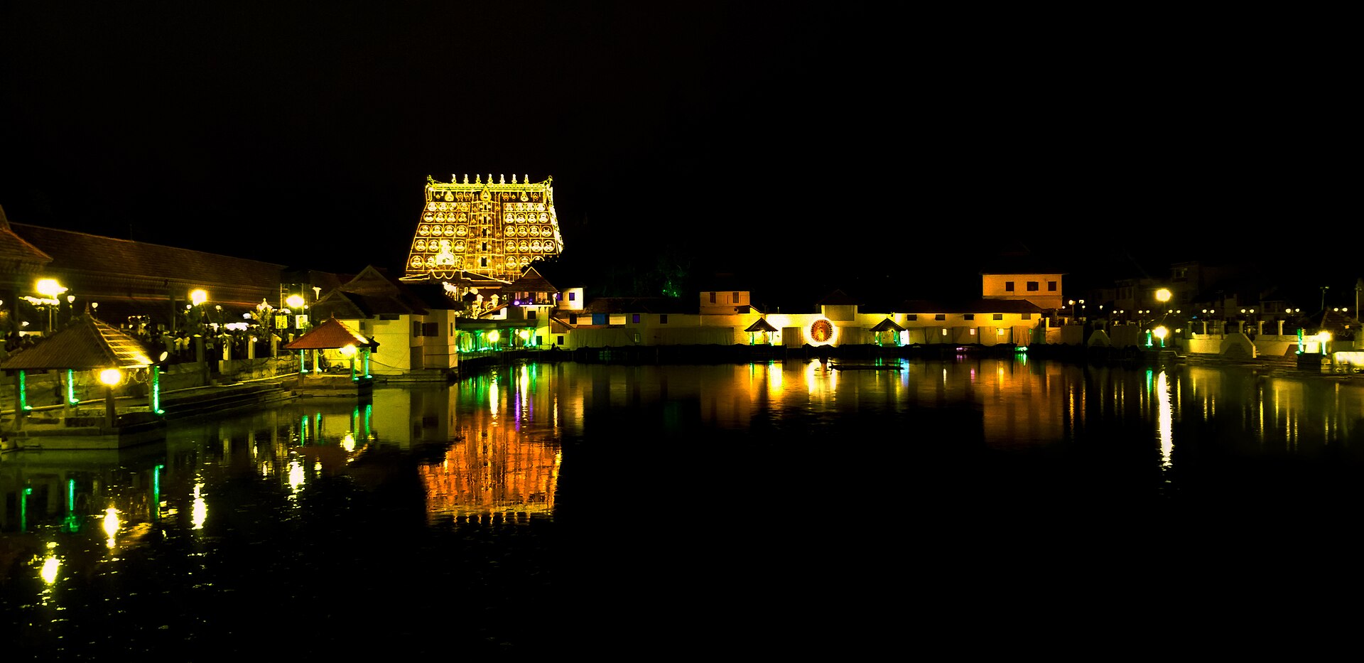 灯明祭ラクシャディーパムの夜のパドマナーバスワーミ寺院
