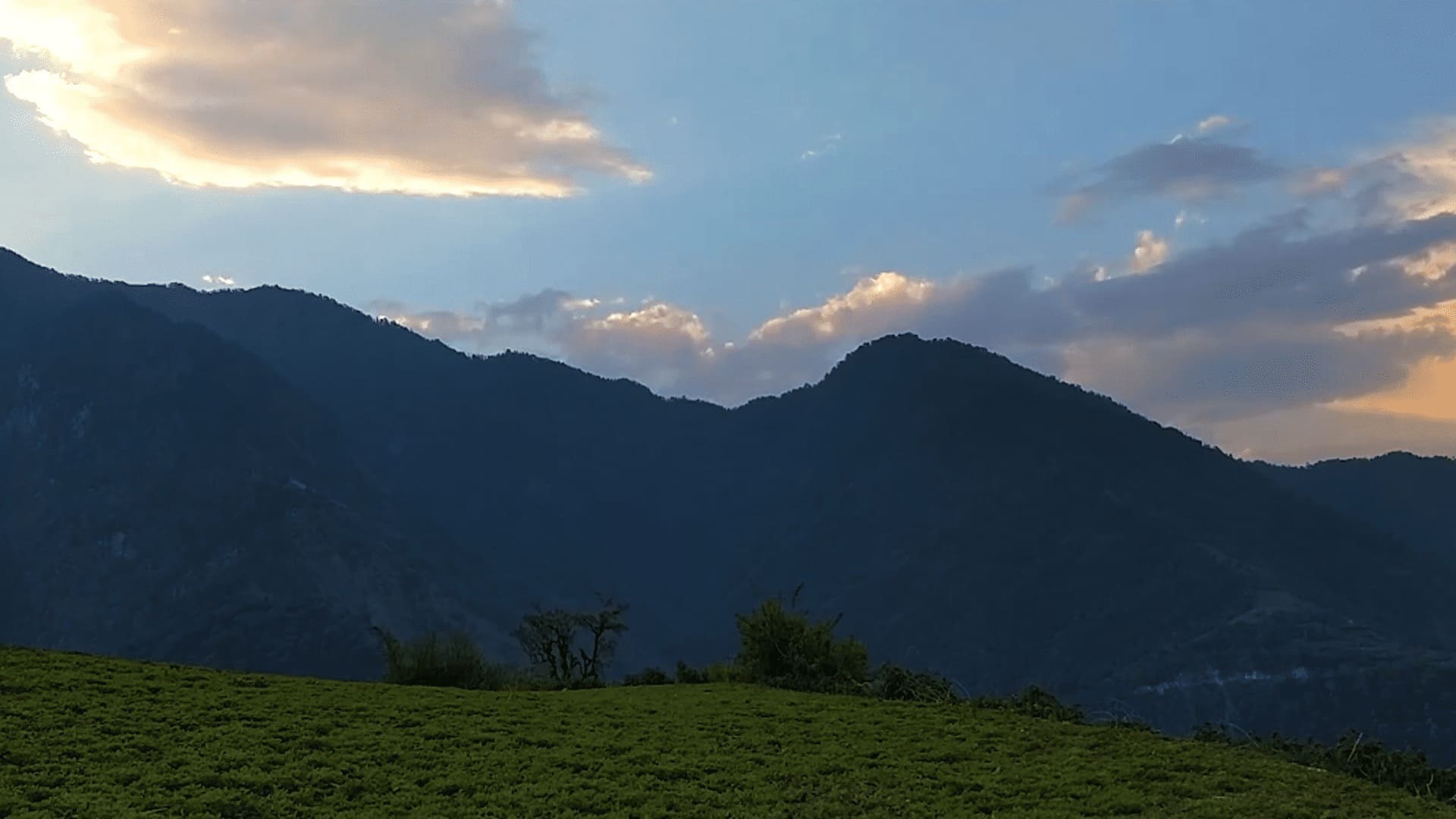 夕暮れの山並み。ループクンドへの道から