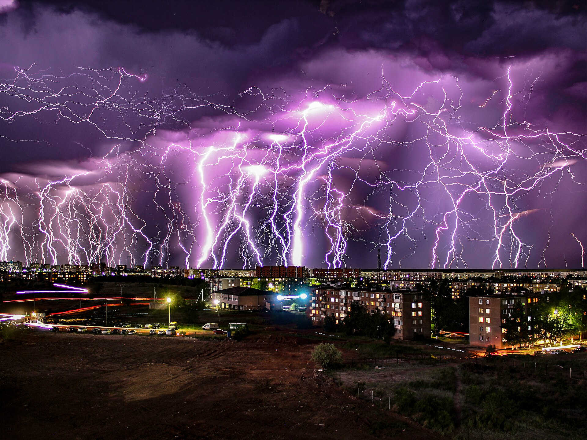 アクモラ州ステプノゴルスクの夜空に走る無数の稲妻を重ねた写真
