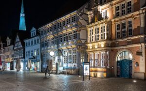 夜のハーメルン旧市街。明かりに照らされた木組みの家と石畳の通り