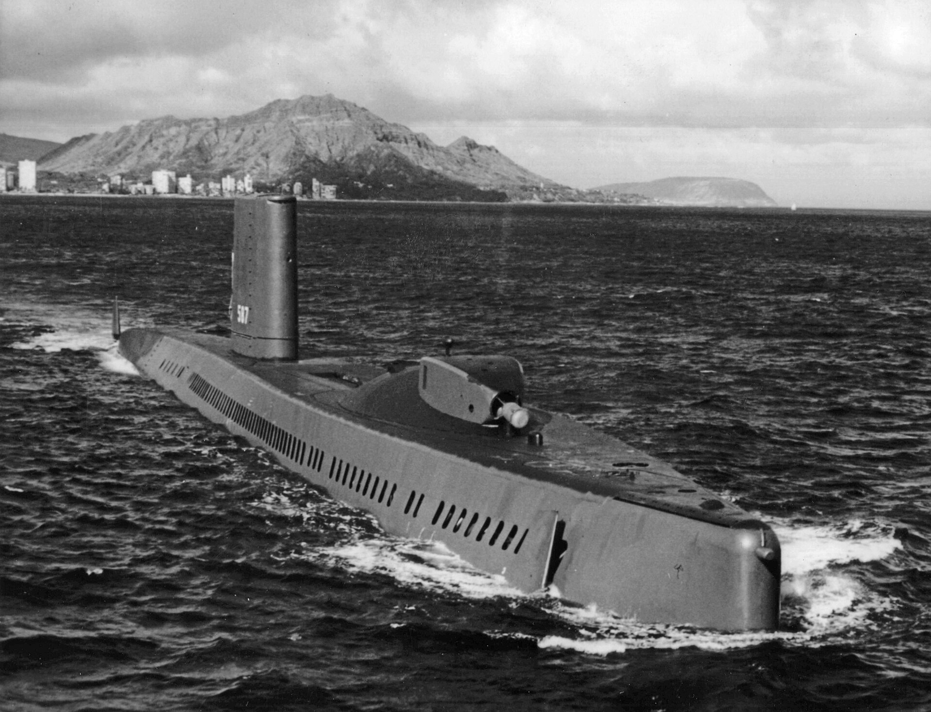 1965年、改装後にダイヤモンドヘッド沖を進む潜水艦ハリバット