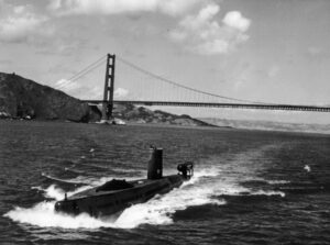 金門橋の下を航行する米潜水艦ハリバット。後部にダイバー用の区画を載せている