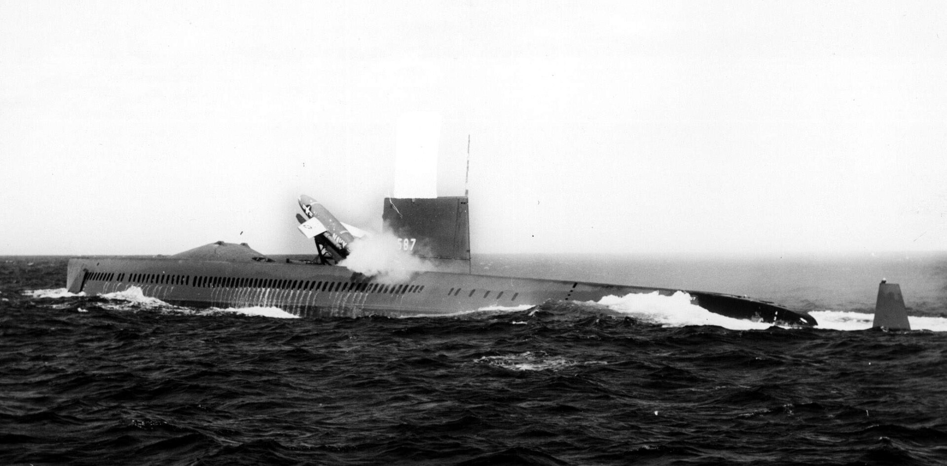 レギュラス巡航ミサイルを発射する潜水艦ハリバット