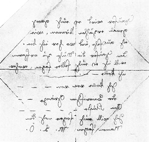 鏡文字で書かれたメモ。刺傷事件のあと庭園で見つかった袋の中身
