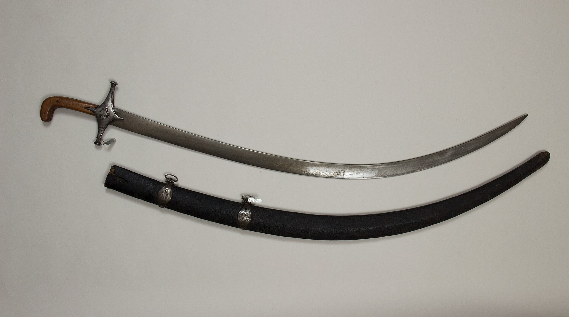 19世紀ペルシアのシャムシールと黒い鞘