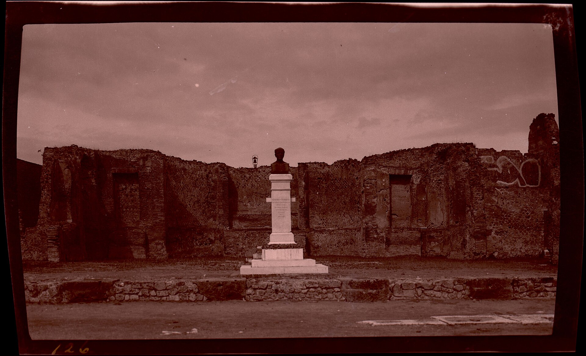 ポンペイ遺跡に置かれたジュゼッペ・フィオレッリの胸像(1913年の写真)