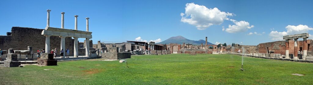 ポンペイのフォルム（中央広場）と奥にそびえるヴェスヴィオ山