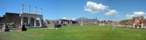 ポンペイのフォルム（中央広場）と奥にそびえるヴェスヴィオ山