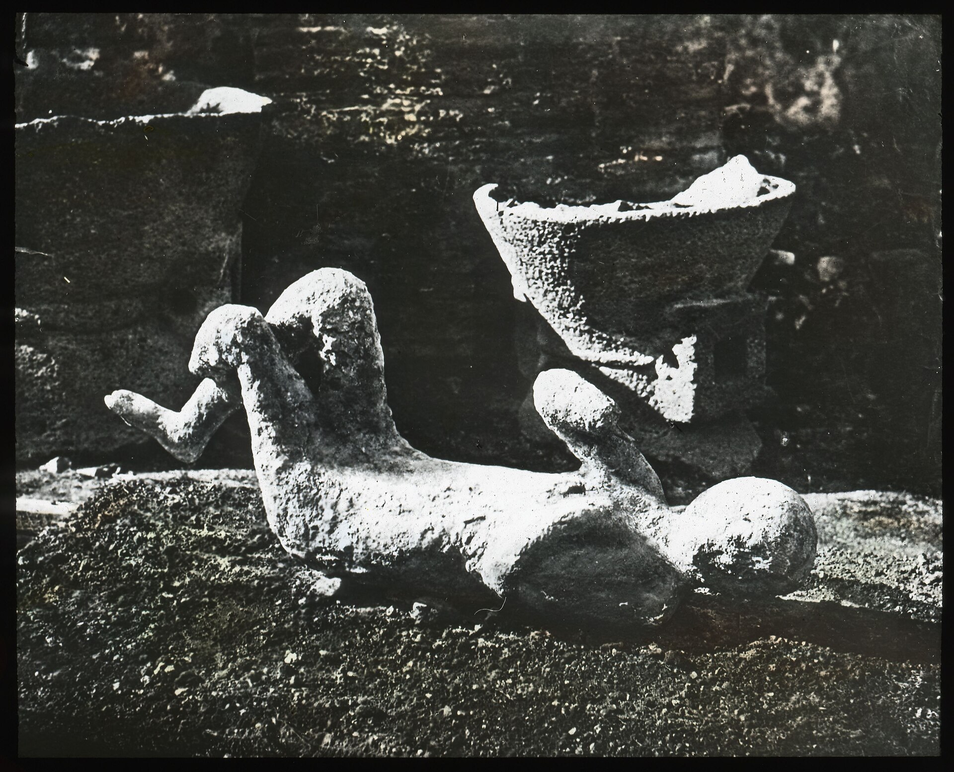 1913年に撮られたポンペイの犠牲者の石膏像のガラス写真