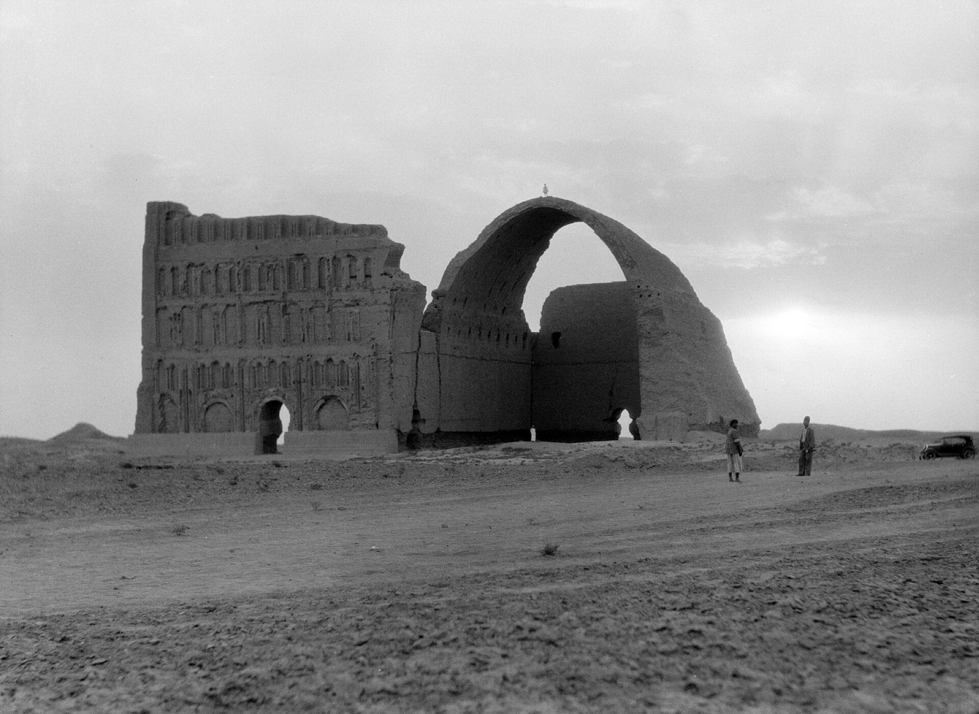 1932年のクテシフォン。砂地に崩れかけた宮殿の大アーチが立つ