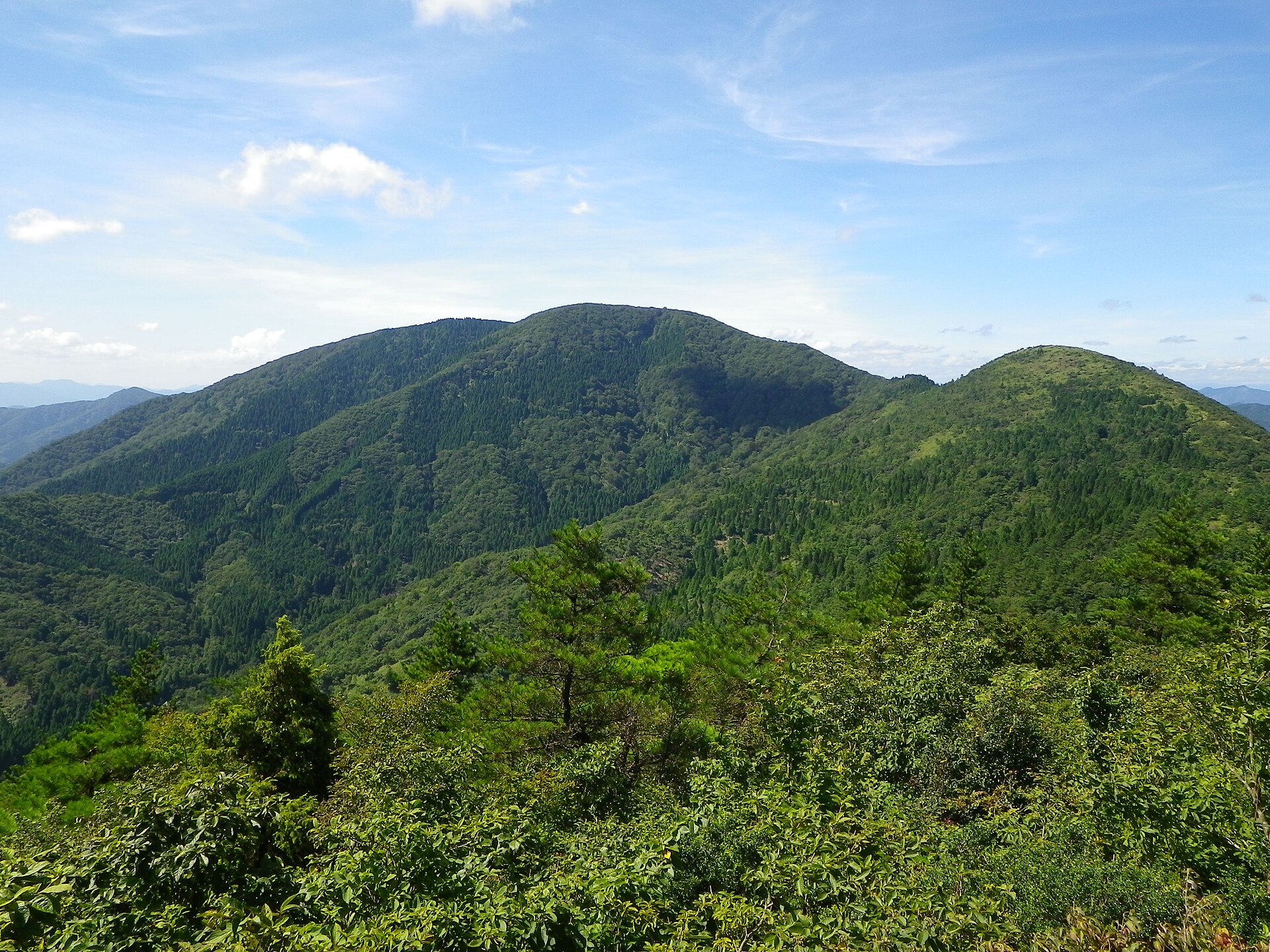 緑の尾根が連なる京都府北部の大江山