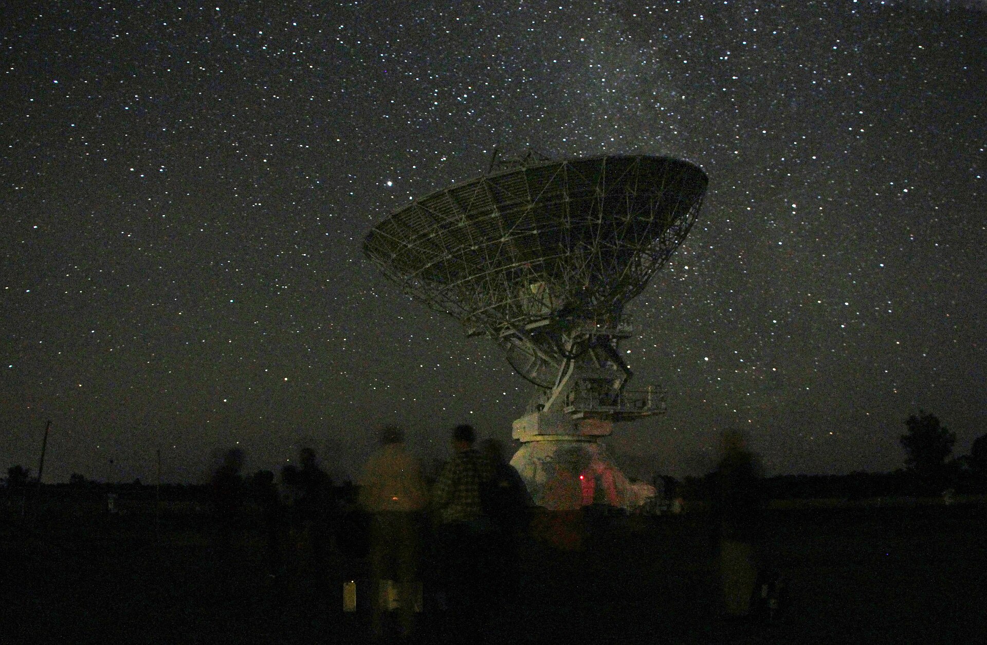 星空の下のオーストラリア・テレスコープ・コンパクト・アレイのアンテナ