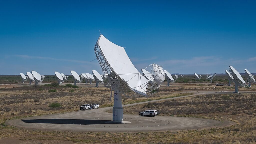 南アフリカのMeerKAT電波望遠鏡群とSKAのアンテナ