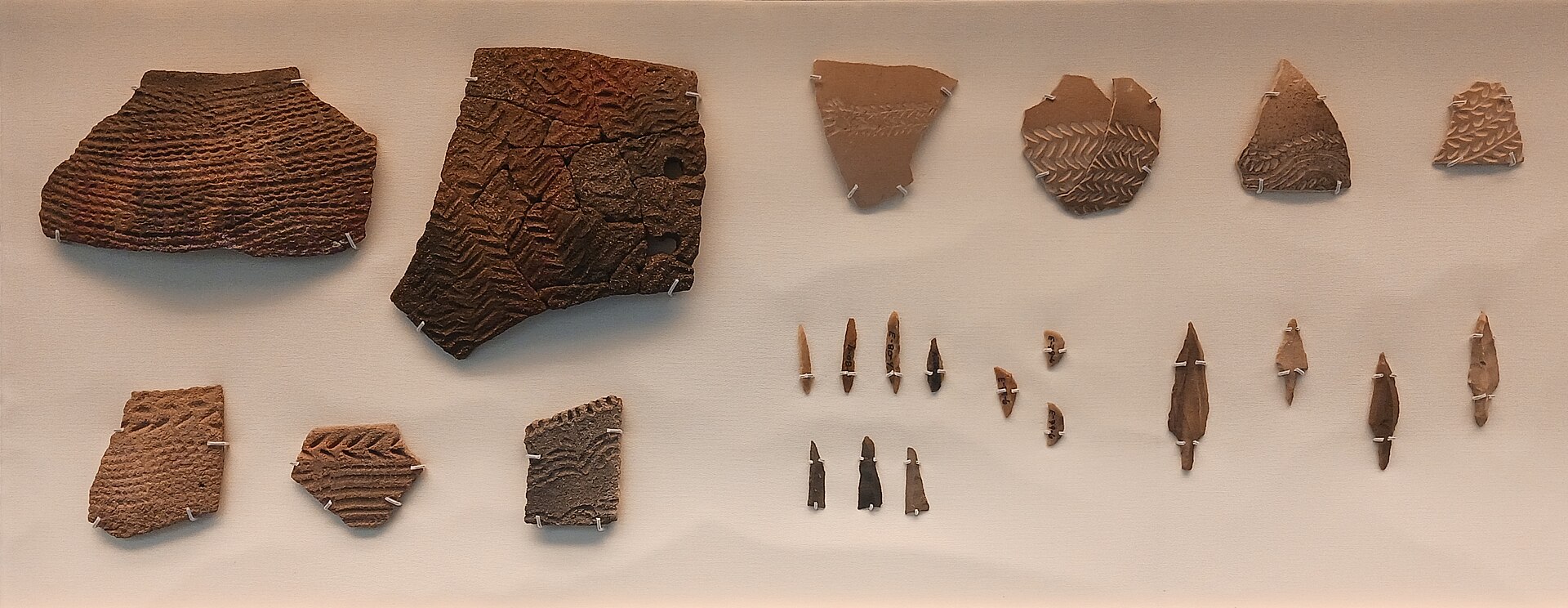 ナブタ・プラヤ出土の土器片、ダチョウの卵殻、石器、矢じり