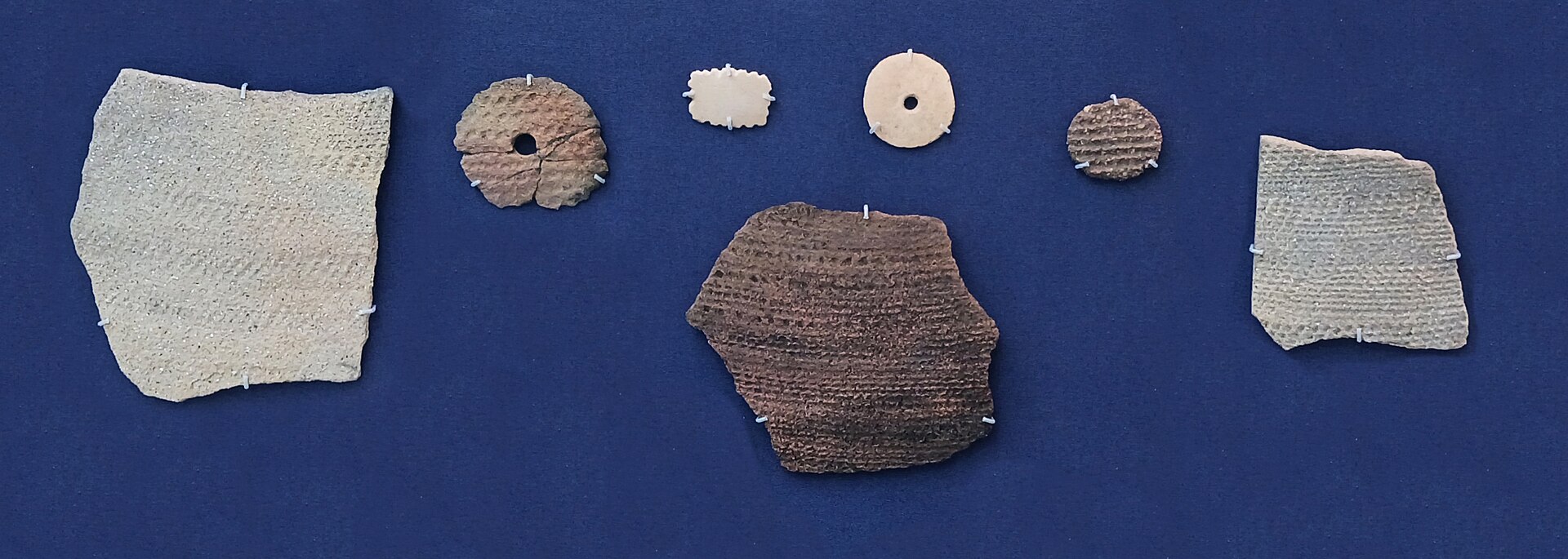 押し模様をつけたナブタ・プラヤの初期の土器片