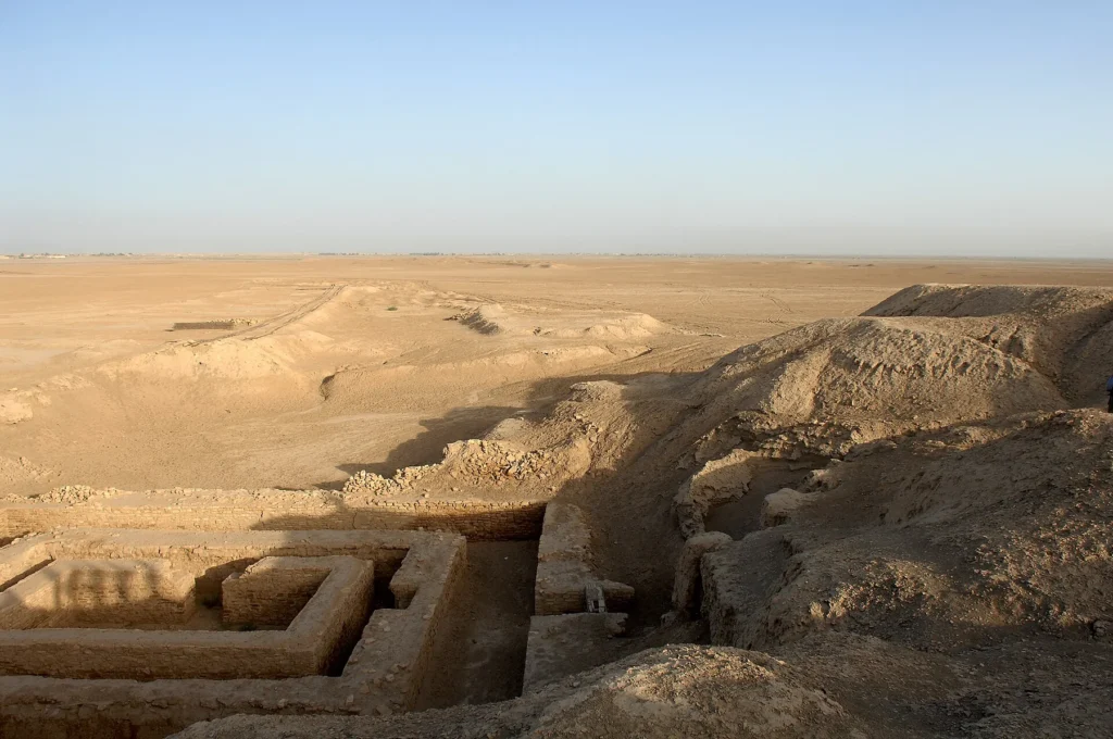 乾燥した平原に残る古代都市ウルクの発掘遺構