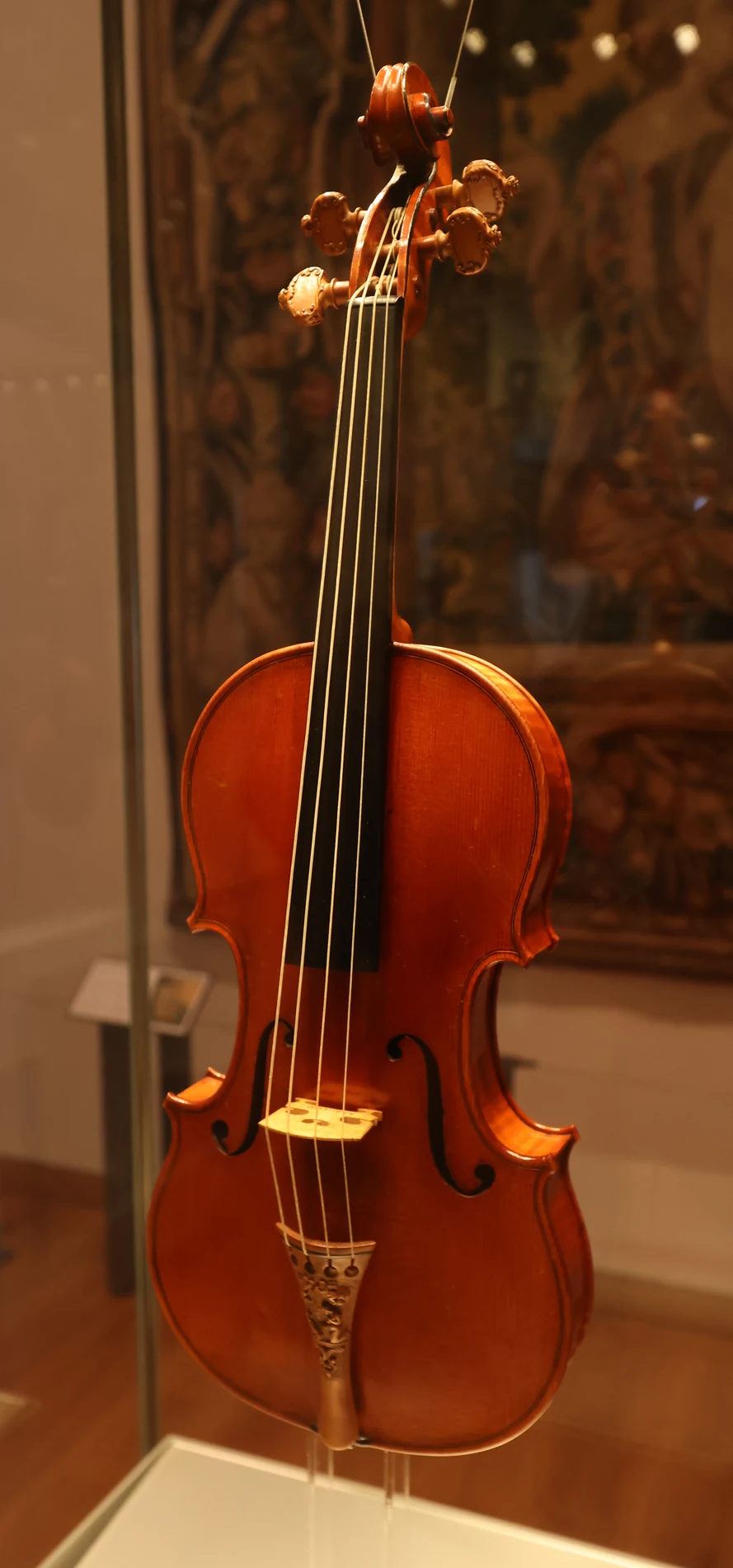 アシュモレアン博物館に展示された1716年製メシア・ストラディバリウス