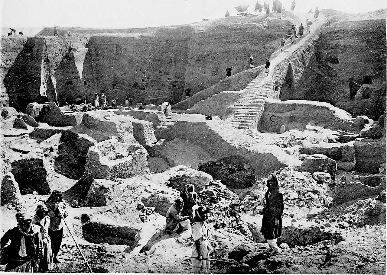 ウル王墓の発掘現場で遺物と人骨を記録する20世紀初頭の調査写真