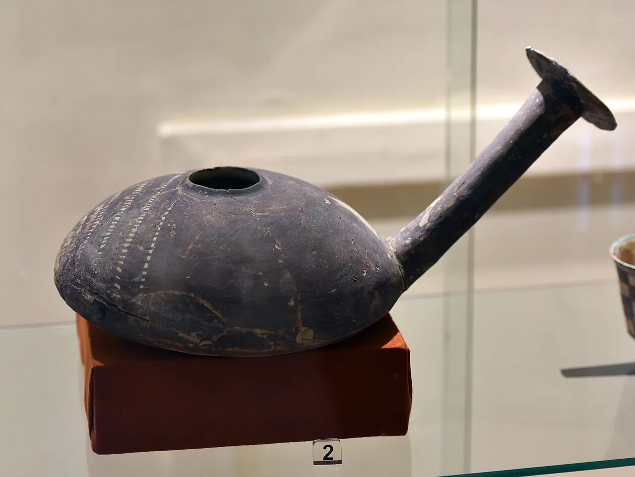 エリドゥ出土の彩文土器の壺